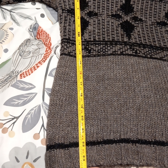 Armani Jeans wool acrylic sweater. - Picture 8 of 12